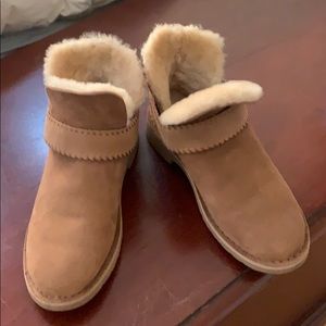 Iwomens size 7 Ugg Women's McKay Ankle Booties.